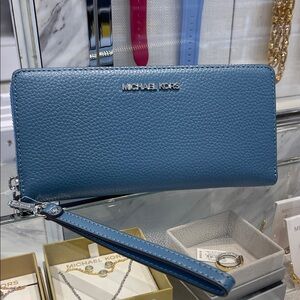 NWT MICHAEL KORS Lg Pebbled Leather Continental Wallet 
Cornflower / Silver